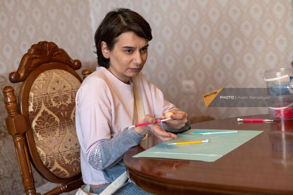 Лусине Гарибян лепит очередную фигурку - Sputnik Армения