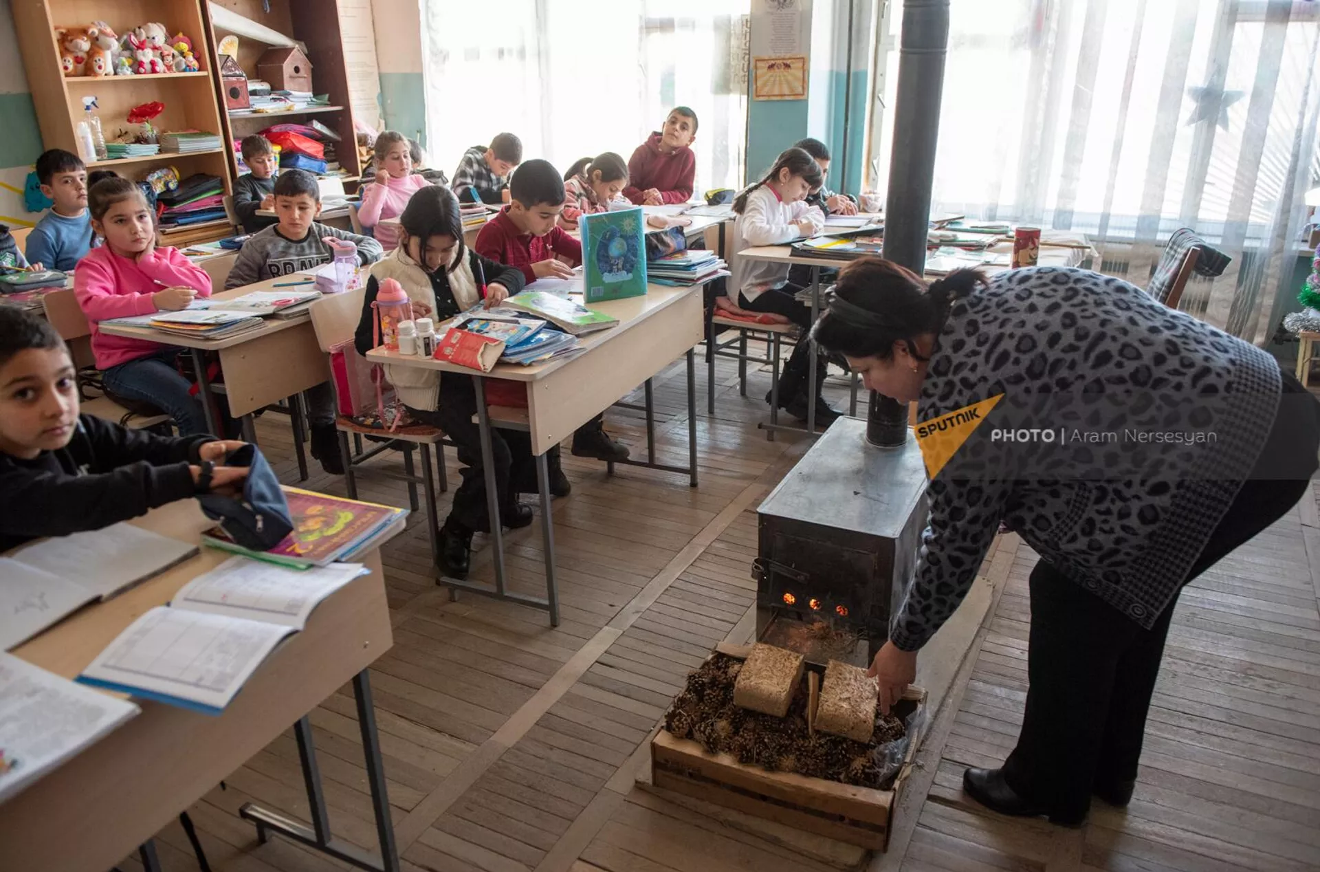 Учительница у дровяной печки в классной комнате в школе №3 общины Норатус Учительница у дровяной печки в классной комнате в школе №3 общины Норатус - Sputnik Армения, 1920, 30.01.2023
