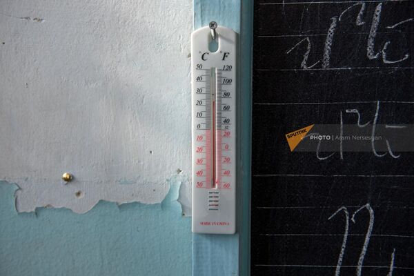 Термометр в классной комнате школы №3 общины Норатус - Sputnik Армения