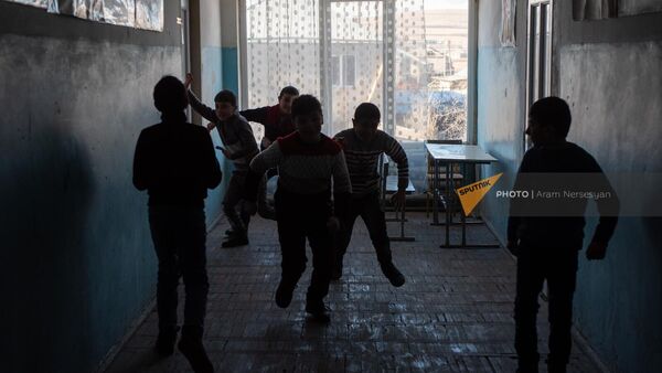 Ученики школы №3 общины Норатус во время перемены - Sputnik Армения