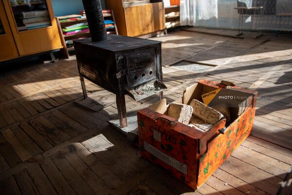 Дровяная печь в классной комнате в школе №2 общины Норатус - Sputnik Армения