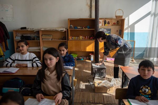 Директор школы №2 общины Норатус Наира Нерсисян у печи в одной из классных комнат - Sputnik Армения
