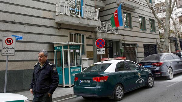 Полицейский перед посольством Азербайджана в Иране (27 января 2023). Тегеран - Sputnik Армения