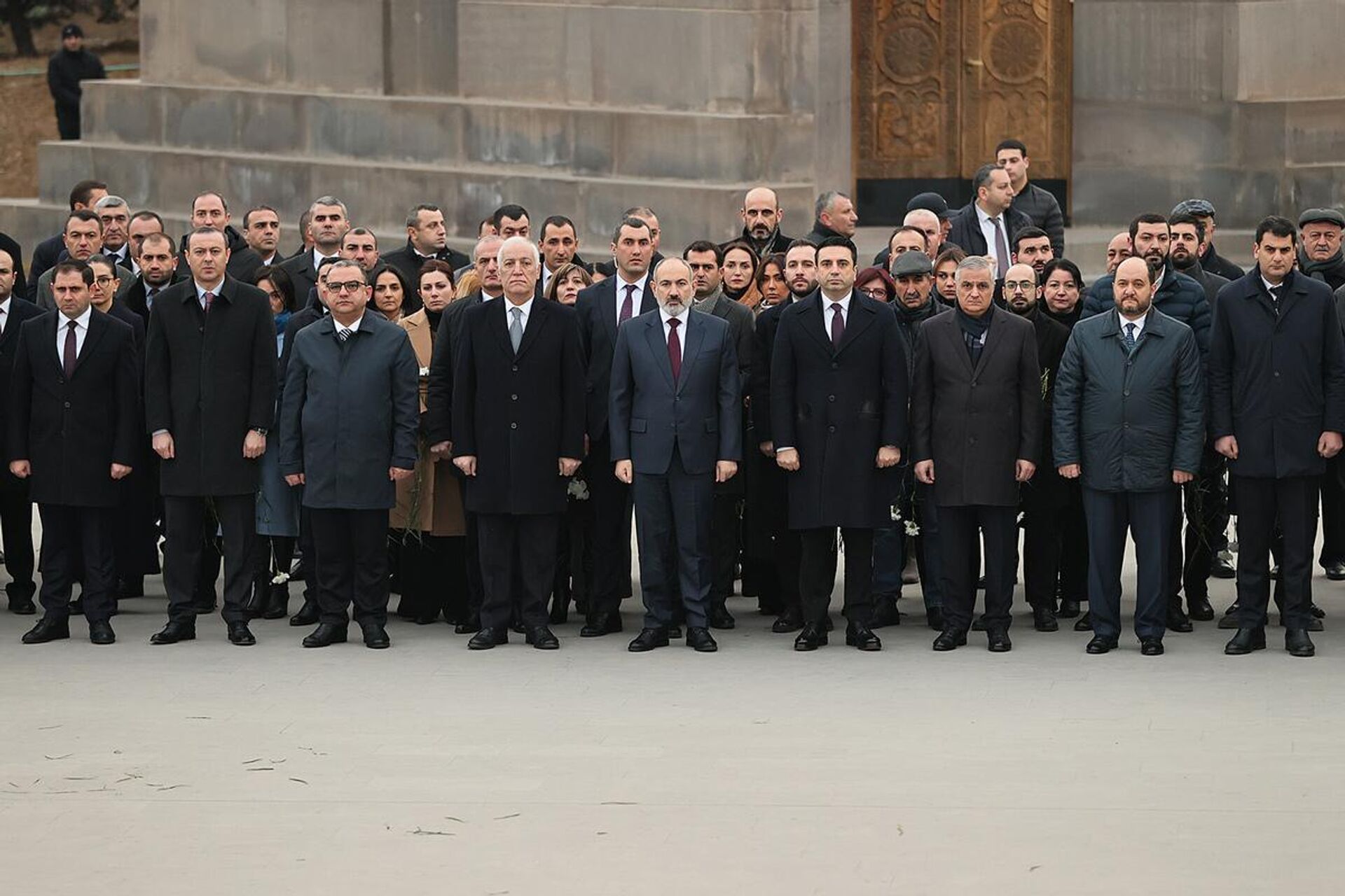 Высшее руководство Армении посетило военный пантеон Ераблур (27 января 2023). Еревaн - Sputnik Армения, 1920, 28.01.2023