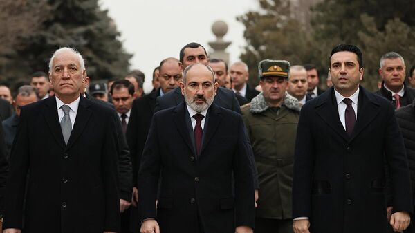 По случаю Дня армии премьер-министр Никол Пашинян посетил военный пантеон Ераблур - Sputnik Армения