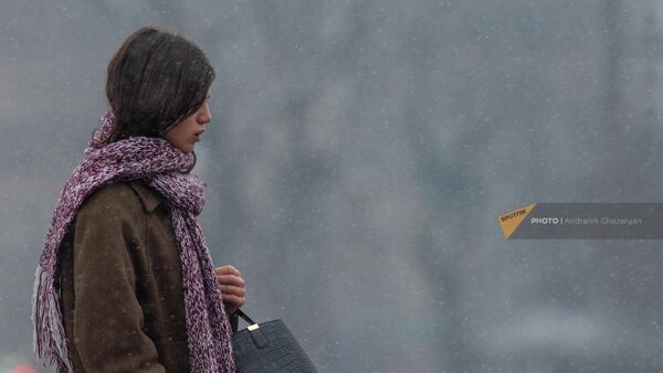 Девушка идет по площади Республики в снежную погоду - Sputnik Армения