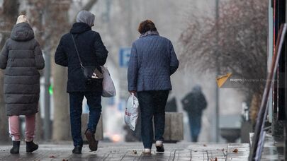 Люди на улице Вазгена Саркисяна в снежную погоду