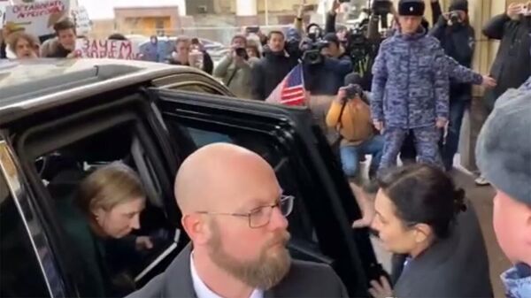 Новый американский посол Линн Трейси впервые приехала в МИД России, ее встретили скандированием война - бизнес США и Америка - страна-террорист - Sputnik Армения