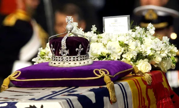 "Koh-i-noor", или "Гора света".Бриллиант, установленный в Мальтийском кресте на передней части короны, сделанной для покойной британской королевы-матери Елизаветы. "Koh-i-noor", или "Гора света".Бриллиант, установленный в Мальтийском кресте на передней части короны, сделанной для покойной британской королевы-матери Елизаветы. - Sputnik Армения
