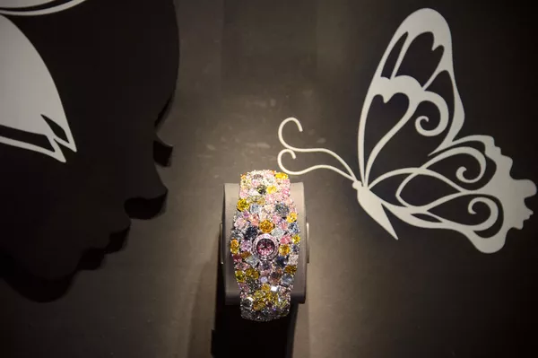 Часы "Hallucination" на крупнейшей ежегодной выставке часовой индустрии BaselWorld 2014.Британский ювелир Graff представил "самые ценные часы из когда-либо созданных", украшенные более чем 110 каратами редких цветных бриллиантов и стоимостью $55 миллионов. Часы "Hallucination" на крупнейшей ежегодной выставке часовой индустрии BaselWorld 2014.Британский ювелир Graff представил "самые ценные часы из когда-либо созданных", украшенные более чем 110 каратами редких цветных бриллиантов и стоимостью $55 миллионов. - Sputnik Армения