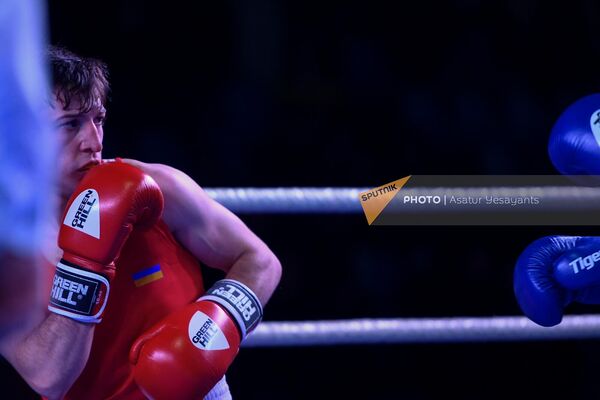Ален Вирабян защищается во время боя против Давида Егоряна (54 кг) на чемпионате Армении по боксу среди мужчин (31 января 2023). Еревaн - Sputnik Армения