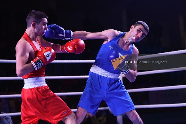 Поединок Генрика Саакяна и Роберта Хандояна (54 кг) на Чемпионате Армении по боксу среди мужчин (31 января 2023). Еревaн - Sputnik Армения