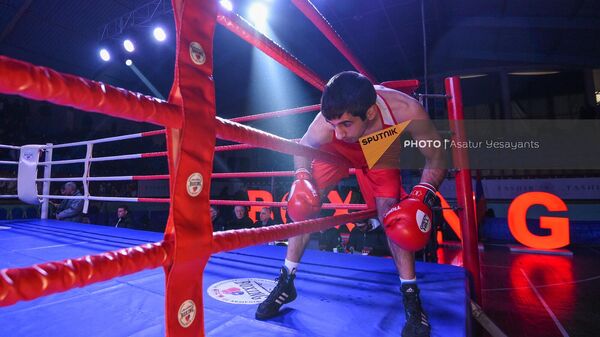 Боксер Эрик Эвоян выходит на ринг перед началом поединка против Сейрана Егикяна (54 кг) на Чемпионате Армении по боксу среди мужчин (31 января 2023). Еревaн - Sputnik Армения