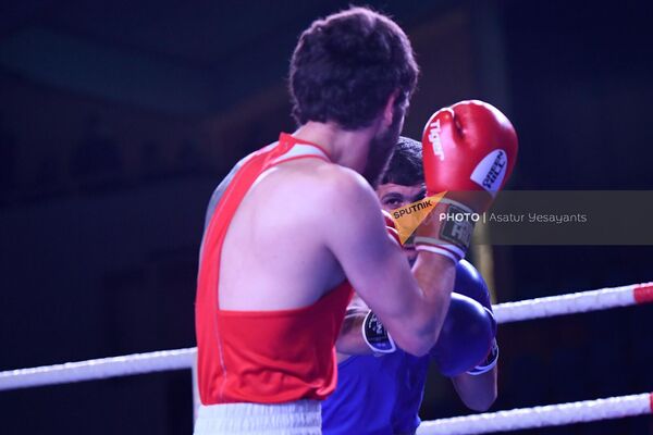 Поединок Рубена Гарбояна и Ваге Бадаляна (54 кг) на Чемпионате Армении по боксу среди мужчин (31 января 2023). Еревaн - Sputnik Армения