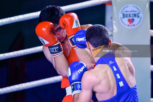 Поединок Арсена Акопяна и Саши Адамяна (67 кг) на чемпионате Армении по боксу среди мужчин (31 января 2023). Еревaн - Sputnik Армения