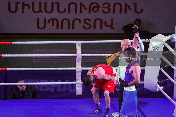 Рефери объявляет Джаника Саакяна (54 кг) победителем в поединке против Вардана Мирзояна на чемпионате Армении по боксу среди мужчин (31 января 2023). Еревaн - Sputnik Армения