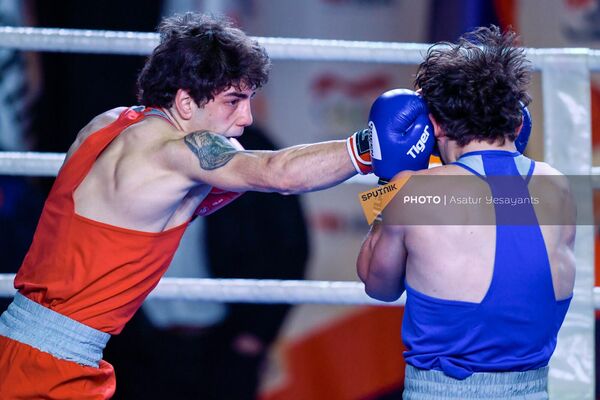 Поединок Сережи Арутюняна и Нарека Ованнисяна (67 кг) на чемпионате Армении по боксу среди мужчин (31 января 2023). Еревaн - Sputnik Армения