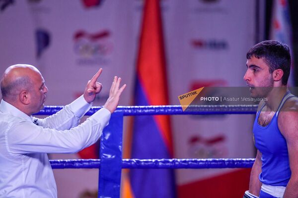 Поединок Нарека Захаряна и Карлена Вардапетяна (71 кг) на чемпионате Армении по боксу среди мужчин (31 января 2023). Еревaн - Sputnik Армения