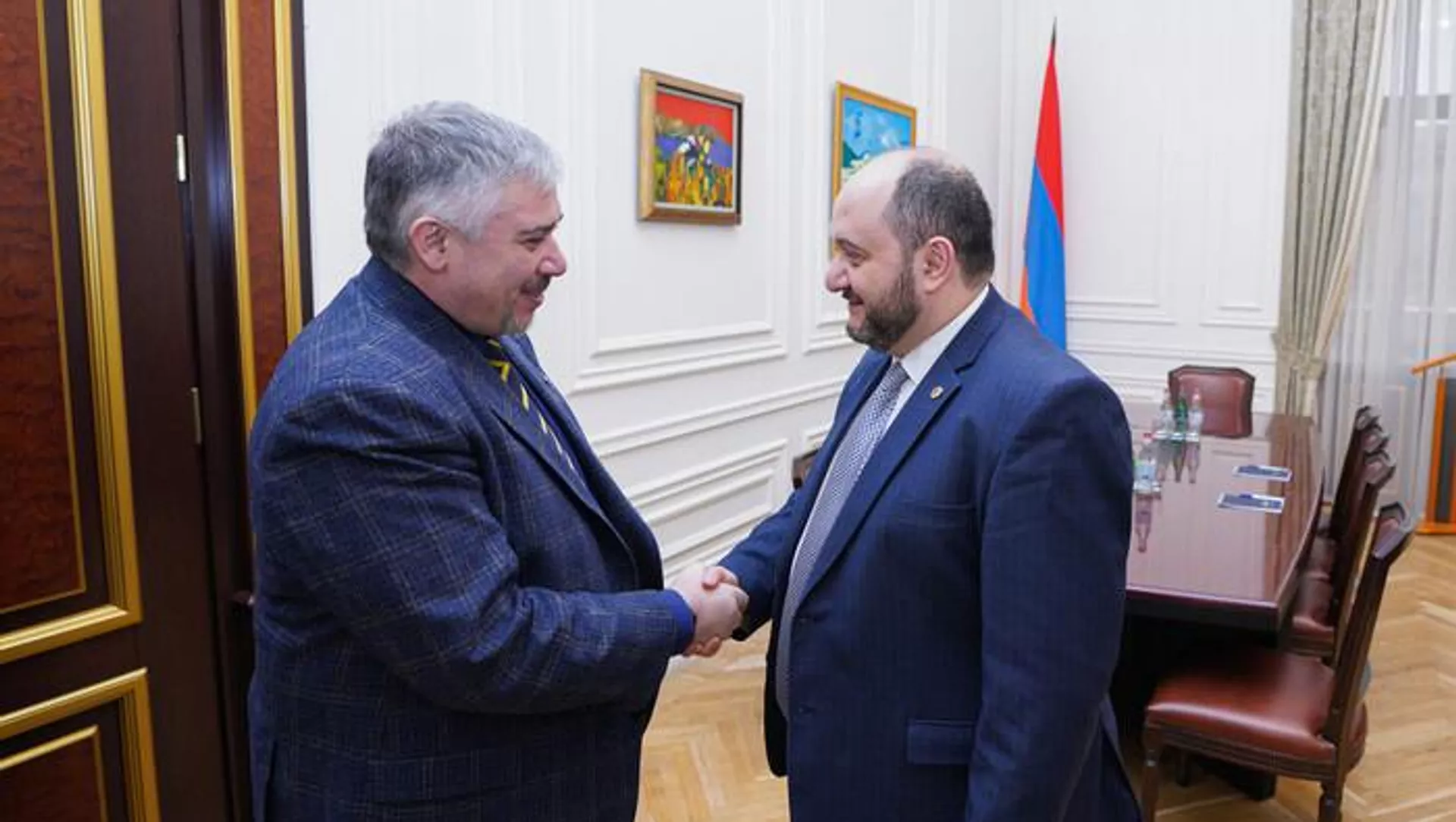 Руководитель аппарата премьер-министра, председатель межведомственной комиссии по подготовке и организации работ по проведению чемпионата Европы по тяжелой атлетике 2023 года Араик Арутюнян принял президента Европейской федерации тяжелой атлетики (EWF) Антонио Конфлити и генерального секретаря Милана Михайловича (1 февраля 2023). Еревaн Руководитель аппарата премьер-министра, председатель межведомственной комиссии по подготовке и организации работ по проведению чемпионата Европы по тяжелой атлетике 2023 года Араик Арутюнян принял президента Европейской федерации тяжелой атлетики (EWF) Антонио Конфлити и генерального секретаря Милана Михайловича (1 февраля 2023). Еревaн - Sputnik Армения, 1920, 01.02.2023