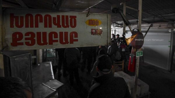 Закрытый торговый ряд в ярмарке Малатия - Sputnik Армения