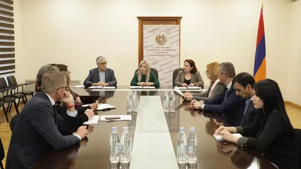 Церемония подписания меморандума о сотрудничестве с целью продвижения и развития дальнейших программ между Министерством ОНКС РА, фондом Франко-армянский центр профессионального образования и обществом профессионального образования Рони (1 февраля 2023). Еревaн - Sputnik Армения