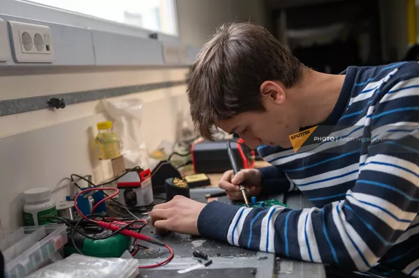 Ученик 11 класса школы Айб Нарек Давтян за работой в инженерном клубе Фаблаб школы Ученик 11 класса школы Айб Нарек Давтян за работой в инженерном клубе Фаблаб школы - Sputnik Армения