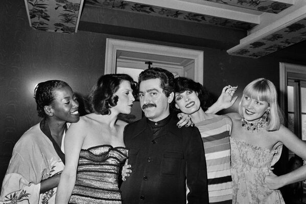 Испанский дизайнер Пако Рабан позирует с моделями 28 января 1976 года в Париже. - Sputnik Армения