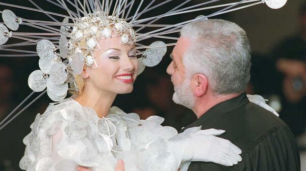 Пако Рабан целует невесту в органди, расшитой лепестками жемчужных дисков, на закрытии показа коллекции высокой моды Весна/Лето 1996, представленной в Париже - Sputnik Армения