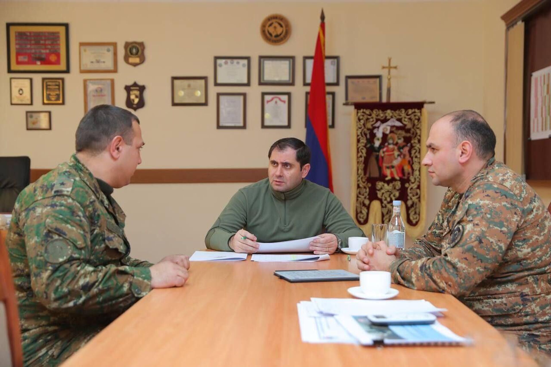 Министр обороны Сурен Папикян проводит частные беседы с офицерами N-й учебной воинской части МО (4 февраля 2023). Еревaн - Sputnik Армения, 1920, 04.02.2023