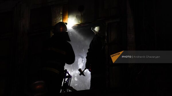 Пожарные работают на месте пожара на перекрестке улиц Лео - Сарьяна (4 февраля 2023). Еревaн - Sputnik Армения
