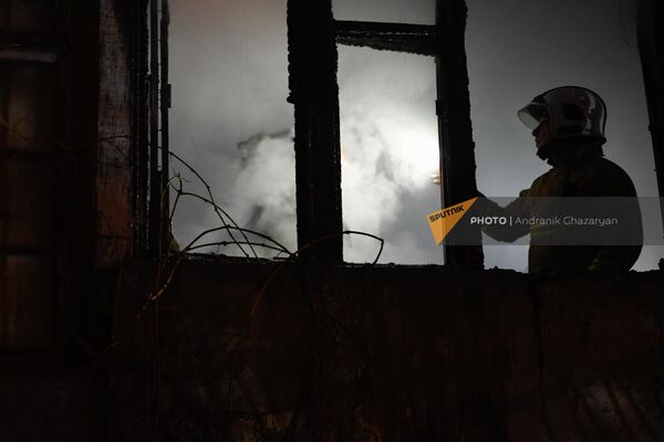 Пожарные работают на месте пожара на перекрестке улиц Лео - Сарьяна (4 февраля 2023). Еревaн - Sputnik Армения