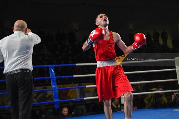 Финальный поединок чемпионата Армении по боксу среди мужчин (48кг) между Барегамом Арутюняном (кр) и Сейраном Варданяном. - Sputnik Армения