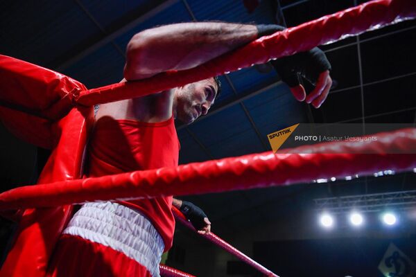 Карен Тонаканян во время финального поединка чемпионата Армении по боксу среди мужчин (60кг) против Артура Казаряна. - Sputnik Армения