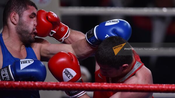 Финальный поединок чемпионата Армении по боксу среди мужчин (86кг) между Рафаелом Ованнисяном (кр) и Гамлетом Арутюняном (4 февраля 2023). Еревaн - Sputnik Армения
