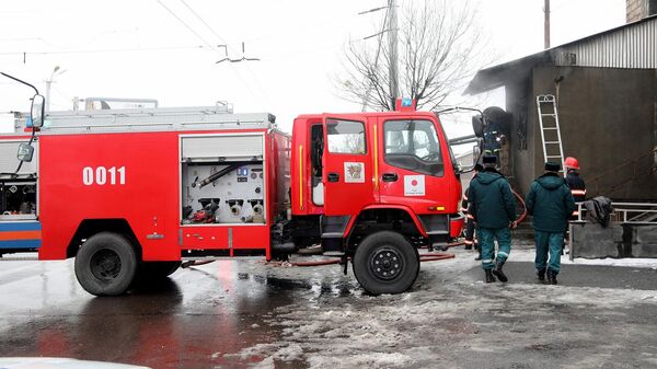 Сотрудники пожарной службы МВД Армении на месте пожара (5 февраля 2023). Еревaн - Sputnik Армения