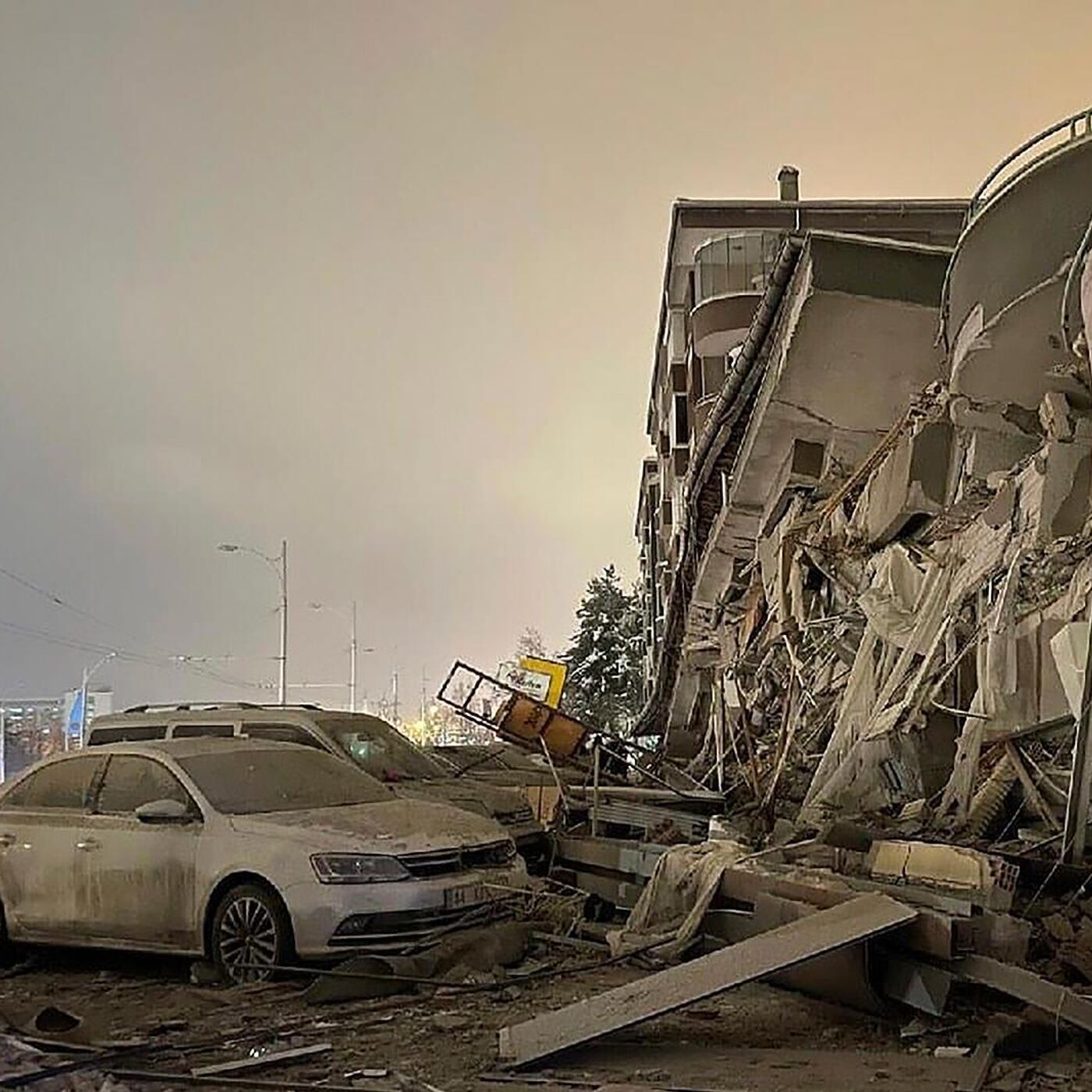 Певица армянского происхождения осталась под завалами в Диарбекире