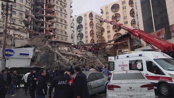 Спасатели, медики и горожане у разрушенного из-за землетрясения здания в Диярбакыре (6 февраля 2023). Турция - Sputnik Армения