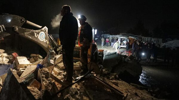 Спасатели пытаются освободить маленького мальчика из-под обломков рухнувшего здания после землетрясения в сирийском пограничном городе Азаз (6 февраля 2023). Провинции Алеппо - Sputnik Արմենիա