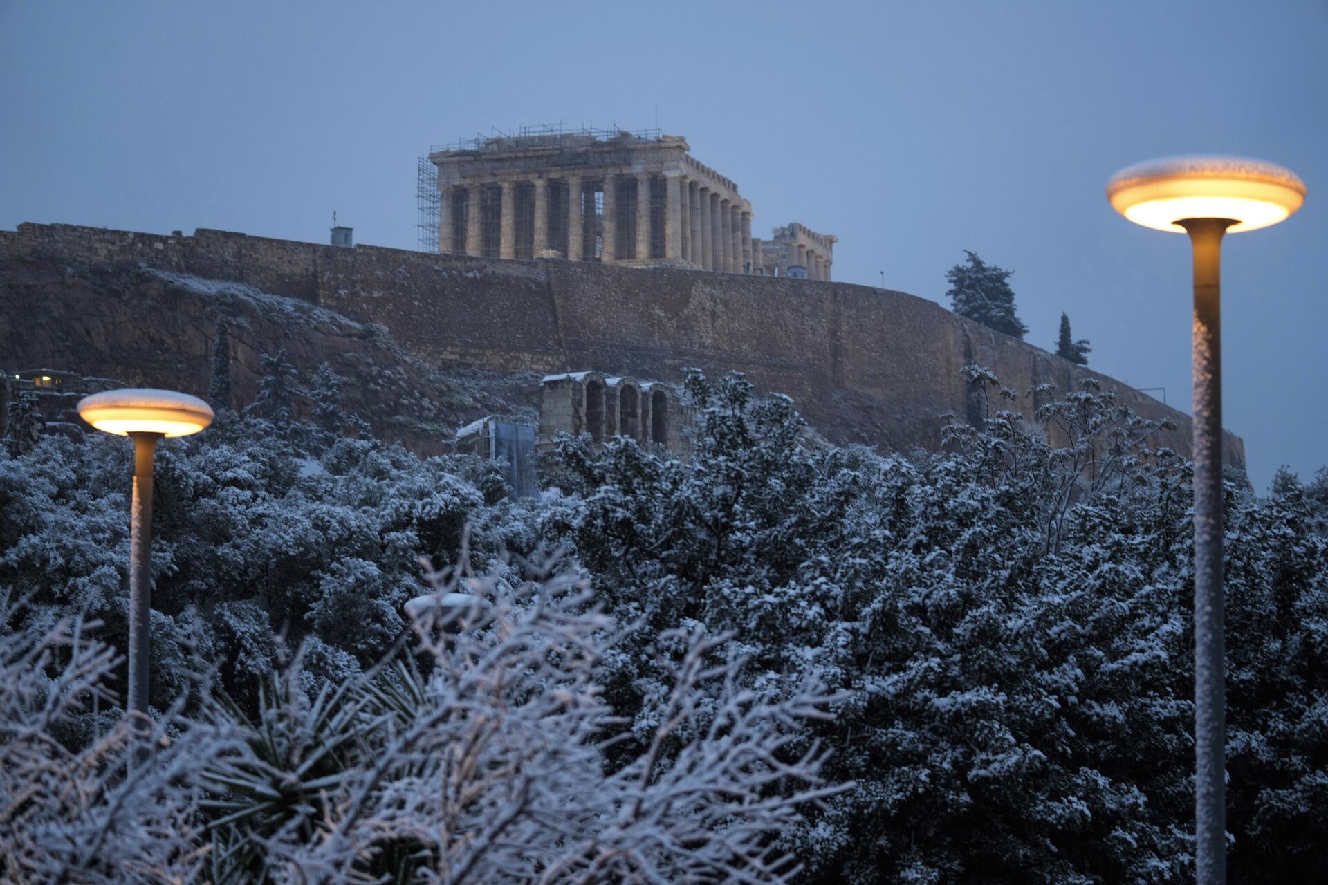 Снег в центре Афин на фоне древнего храма Парфенон на холме Акрополя (6 февраля 2023). Афины - Sputnik Армения, 1920, 06.02.2023