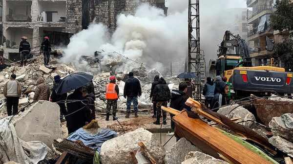 Сотрудники гражданской обороны и сил безопасности ищут людей под обломками разрушенных зданий в Алеппо (6 февраля 2023). Сирия - Sputnik Армения
