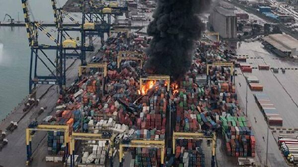 В турецком порту Искендерун в провинции Хатай в результате землетрясения упали контейнеры и начался сильный пожар - Sputnik Армения