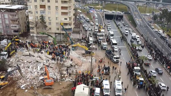 Спасатели ищут выживших под завалами в Шанлыурфе после землетрясения магнитудой 7,8, произошедшего на юго-востоке Турции - Sputnik Армения