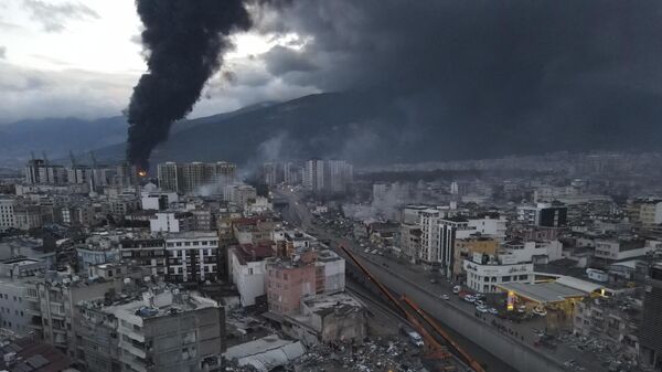 Крупный пожар, вспыхнувший в части порта в пострадавшем от землетрясения городе, бушевал второй день подряд в Искендеруне, на юге Турции - Sputnik Армения