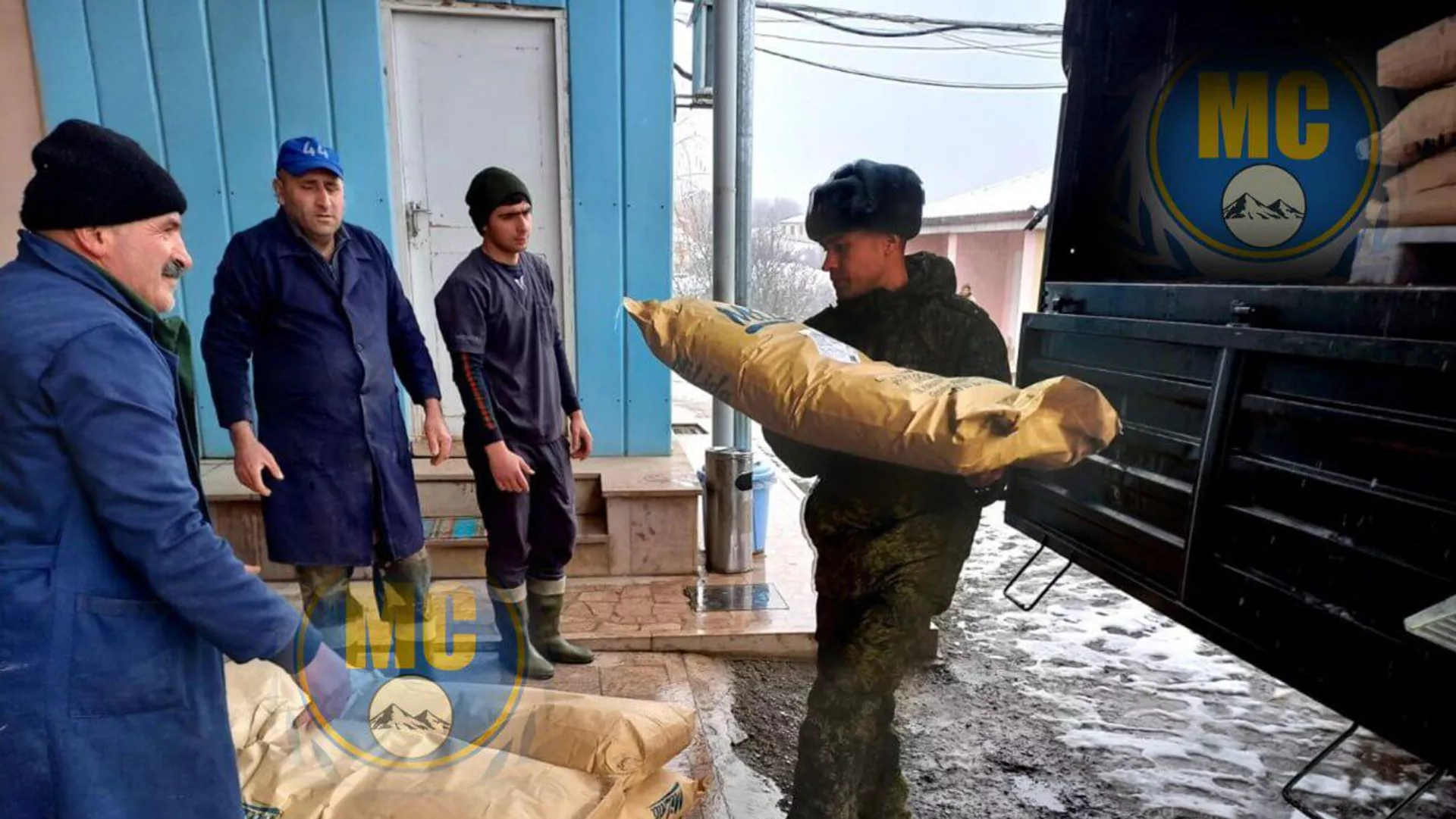Военнослужащие российского миротворческого контингента совместно с международной благотворительной организацией Айер Миацек доставили в НКР 25 тонн гуманитарной помощи Военнослужащие российского миротворческого контингента совместно с международной благотворительной организацией Айер Миацек доставили в НКР 25 тонн гуманитарной помощи - Sputnik Армения, 1920, 08.02.2023