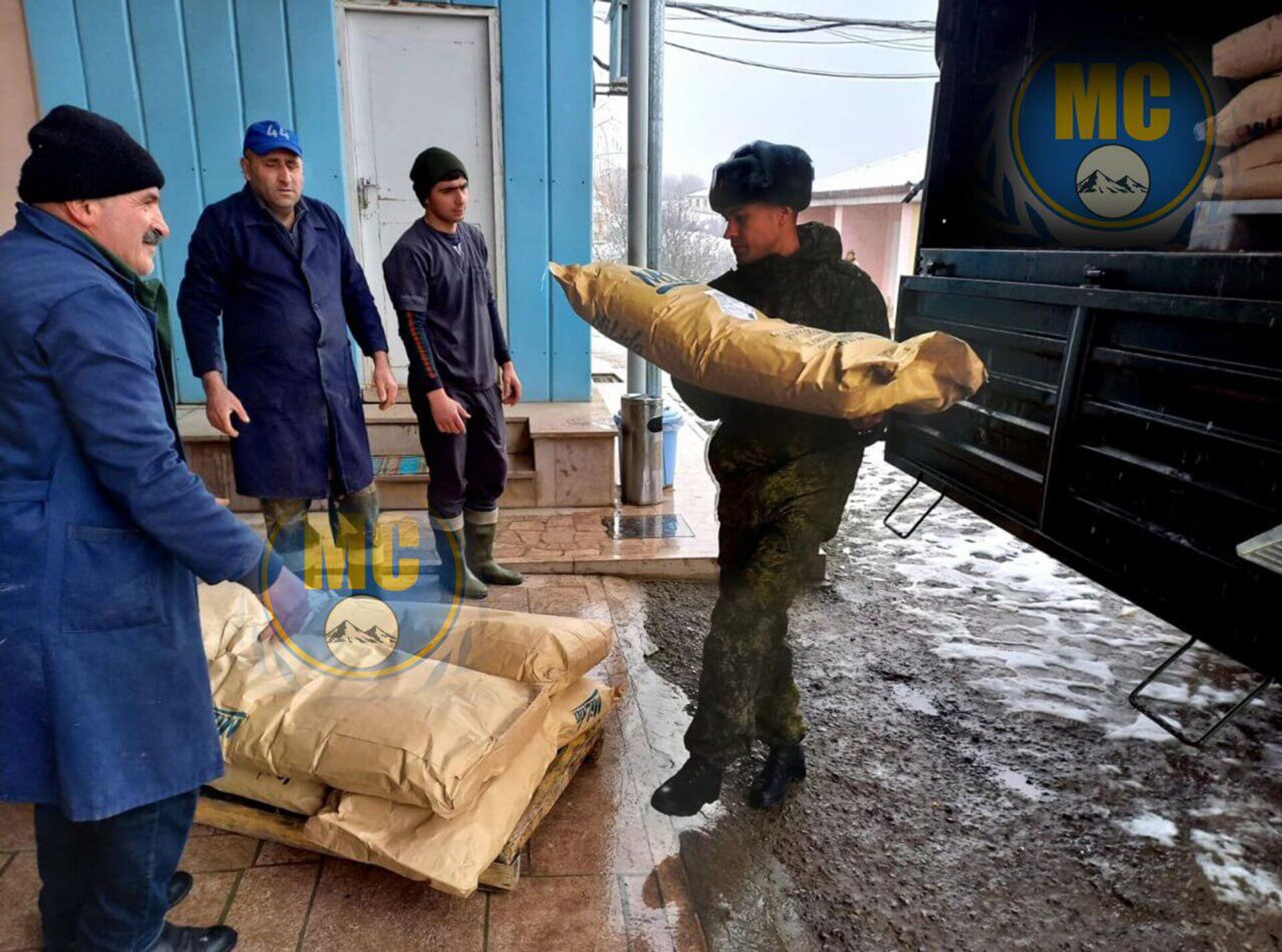 Военнослужащие российского миротворческого контингента совместно с международной благотворительной организацией Айер Миацек доставили в НКР 25 тонн гуманитарной помощи - Sputnik Արմենիա, 1920, 08.02.2023