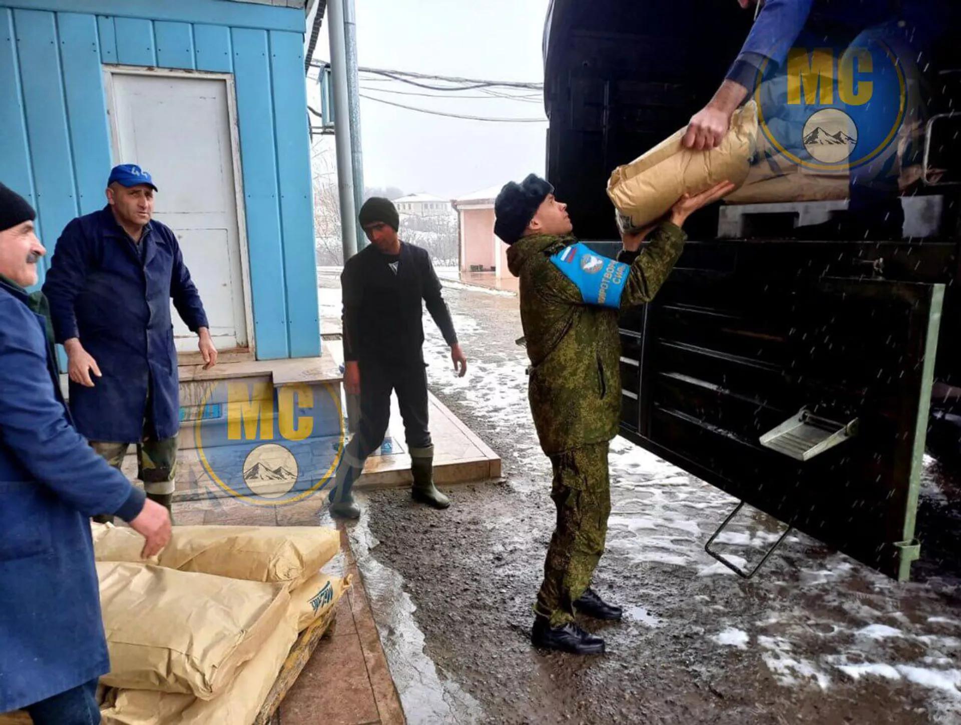 Военнослужащие российского миротворческого контингента совместно с международной благотворительной организацией Айер Миацек доставили в НКР 25 тонн гуманитарной помощи Военнослужащие российского миротворческого контингента совместно с международной благотворительной организацией Айер Миацек доставили в НКР 25 тонн гуманитарной помощи - Sputnik Армения, 1920, 08.02.2023