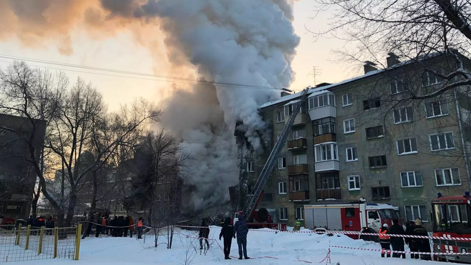 Спасатели на месте взрыва газа в пятиэтажном жилом доме на улице Линейная (9 февраля 2023). Новосибирск