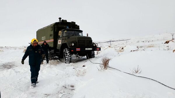 Спасатели помогают вывести застрявший в снежной ловушке автомобиль - Sputnik Армения