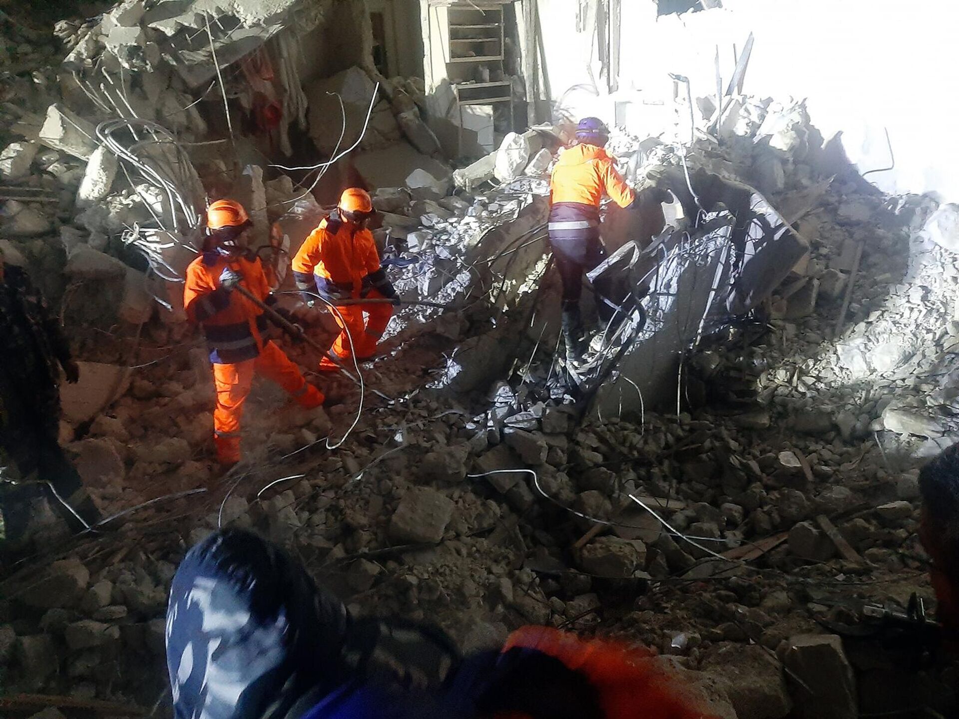Армянские спасатели в Сирии за работой на месте обрушенного из-за землетрясения здания - Sputnik Армения, 1920, 09.02.2023