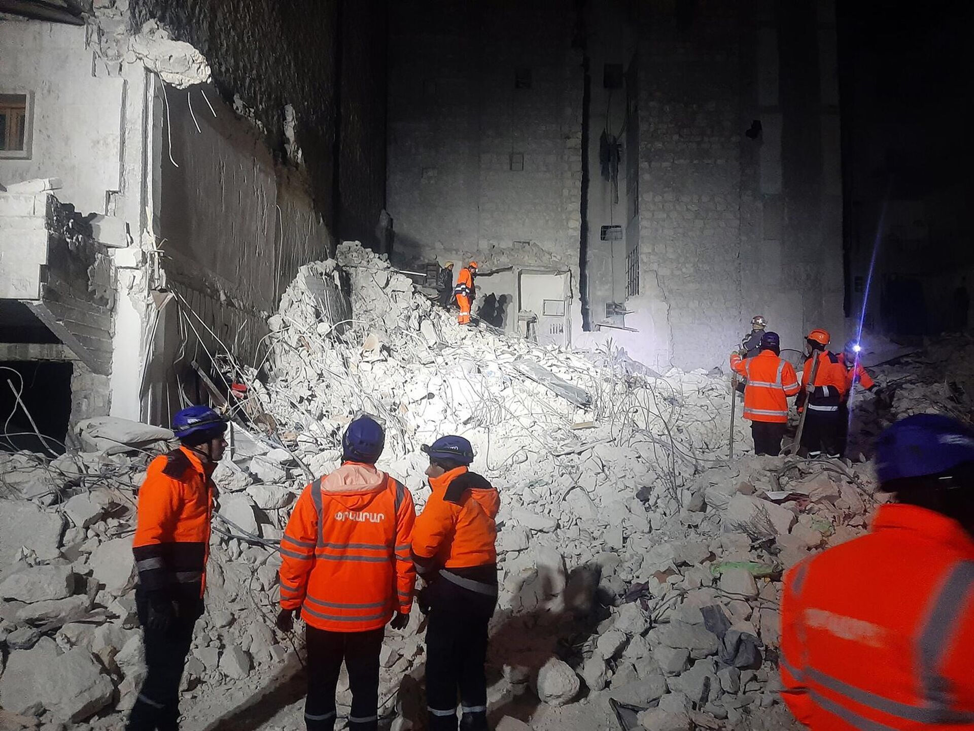 Армянские спасатели в Сирии за работой на месте обрушенного из-за землетрясения здания - Sputnik Армения, 1920, 09.02.2023